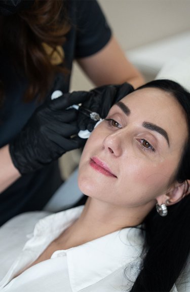 Косметолог виконує інʼєкції під час процедури біоревіталізації