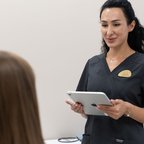 Косметолог проводить консультацію пацієнта перед процедурою