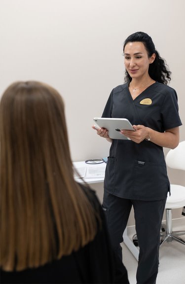 Косметолог проводить консультацію пацієнта перед процедурою