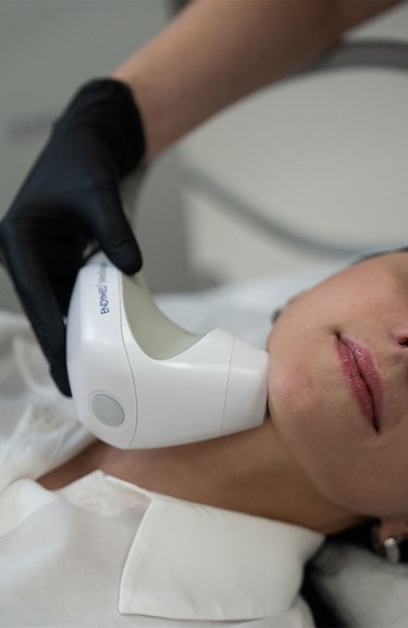 Косметолог проводить процедуру неінвазивного RF-ліфтингу обличчя