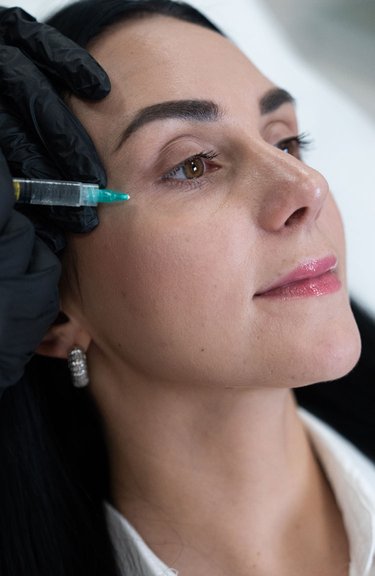 Інʼєкційна процедура для зволоження та омолодження шкіри