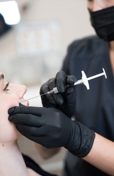 Інʼєкційна процедура для підкреслення форми скул