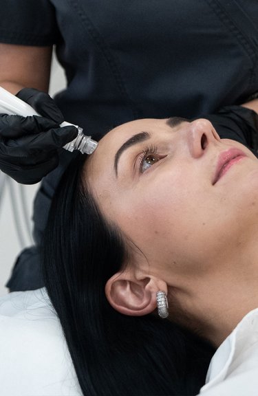 Процес очищення шкіри за допомогою апаратної косметології