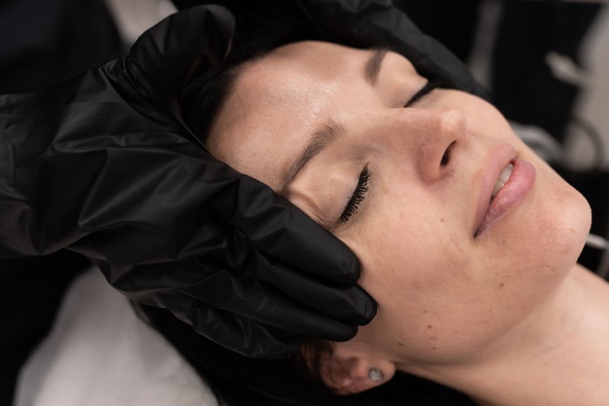 Процес стимуляції шкіри мікрострумами для покращення тонусу