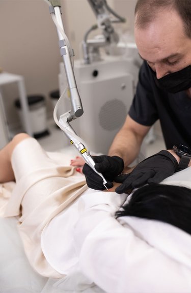 Процес дерматологічного видалення новоутворення на шкірі