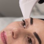 Корекція зони навколо очей — робота косметолога крупним планом