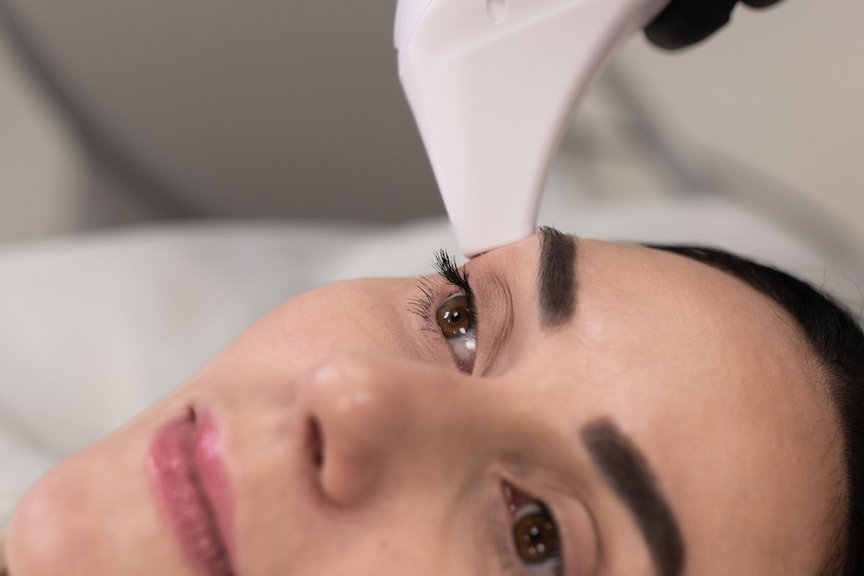 Корекція зони навколо очей — робота косметолога крупним планом