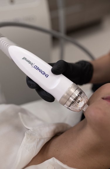 Мікроголковий RF-ліфтинг — робота косметолога крупним планом