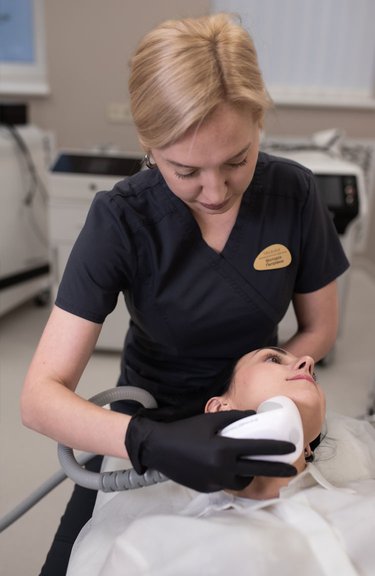 Неінвазивний RF-ліфтинг — робота косметолога крупним планом