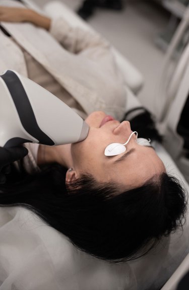 Фототерапія акне / постакне — процедура у косметолога крупним планом