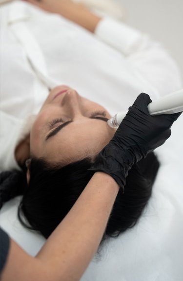 Косметолог проводить апаратну чистку обличчя